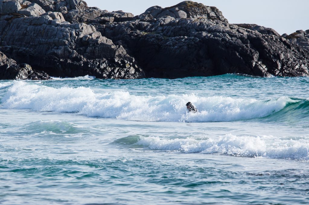 En surfer rir på bølgene på Sandvesand