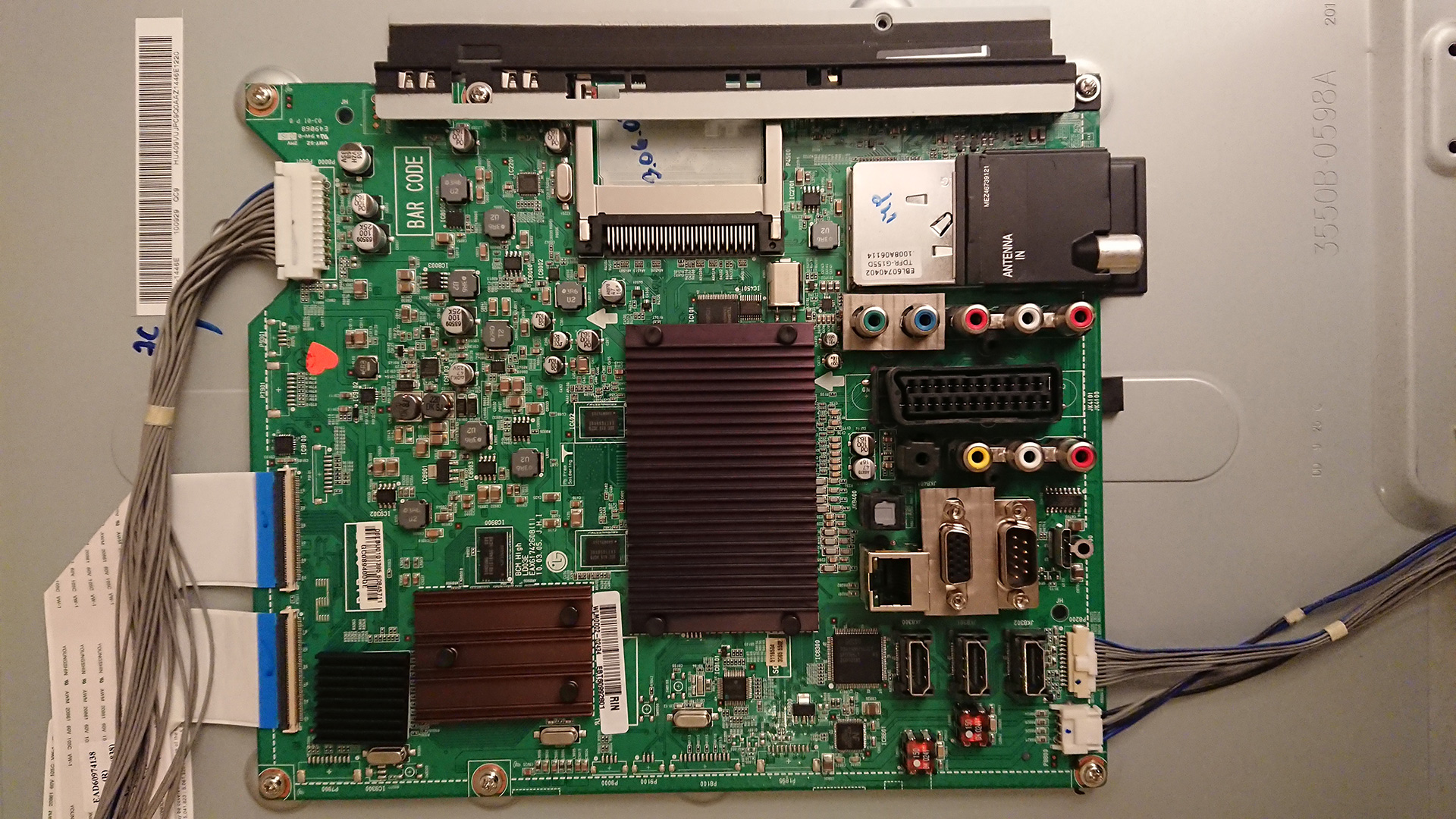 A LG motherboard producing the "No signal" message