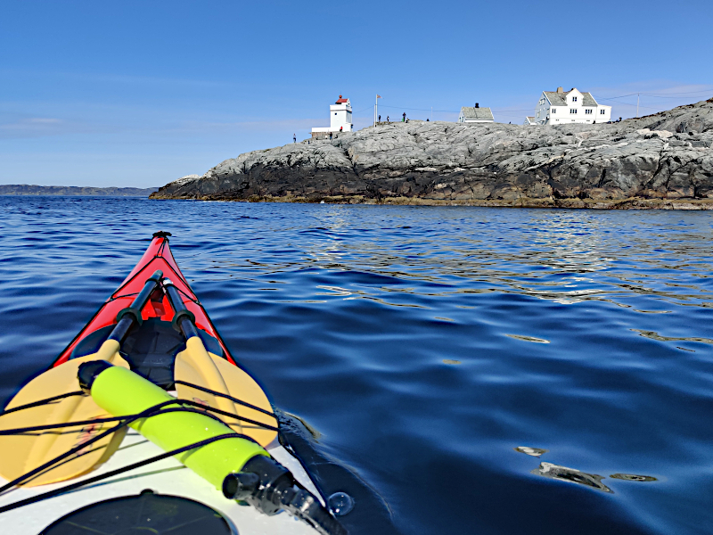 A picture of Ryvarden lighthouse as seen from a kayak.